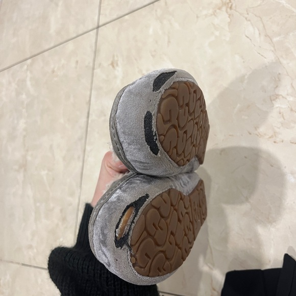 Women’s size 6 grey velvet ugg slipper - Picture 3 of 3